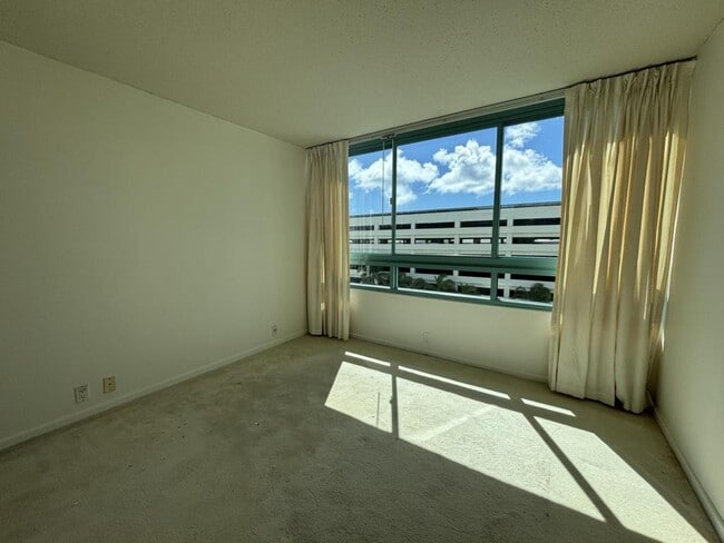 Building Photo - 1341 Kapiolani Blvd