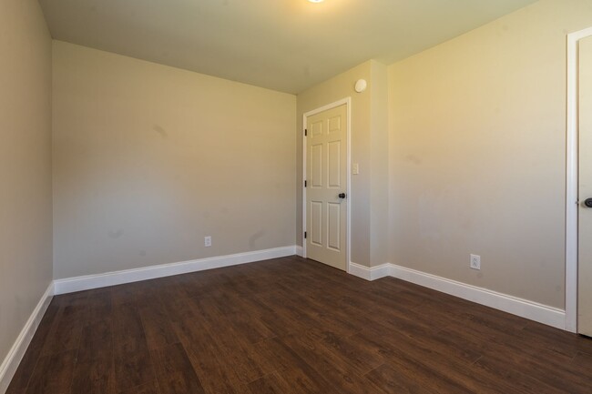 Building Photo - Newly renovated 3 bed and 1 bath house in ...