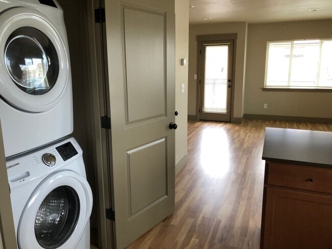 Building Photo - 150 E 15th Ave