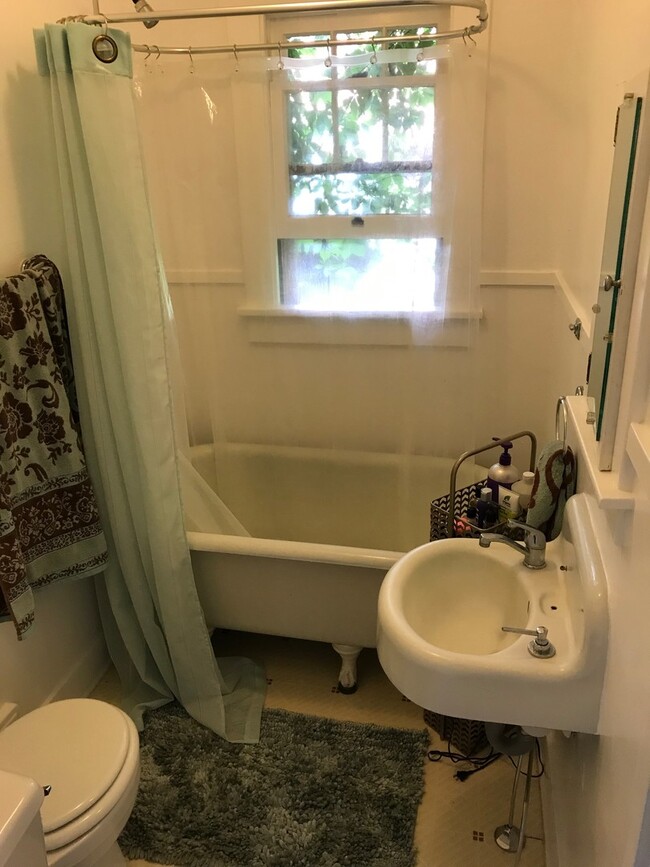 Building Photo - One Bedroom In 4-Plex Close To Chautauqua ...