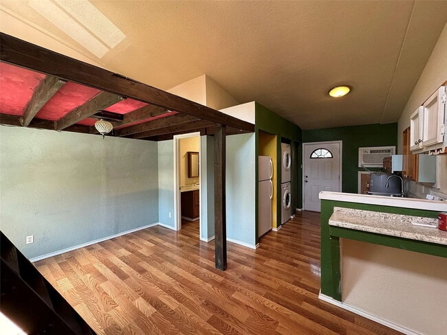 Building Photo - 1108 W McCarty Ln