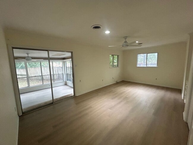 Building Photo - Cute McGregor 3 Bed