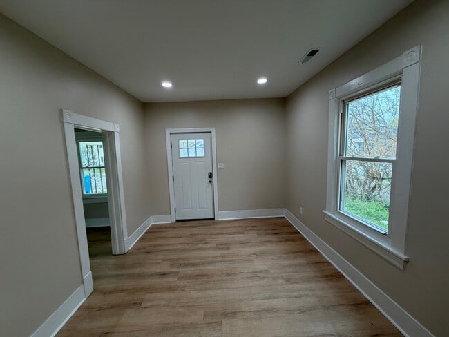 Building Photo - 1326 Morton Ave SE