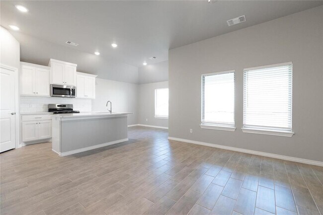 Building Photo - 1013 SE 30th St