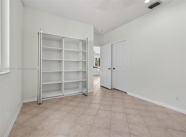 Building Photo - 1008 Highland Meadows Dr