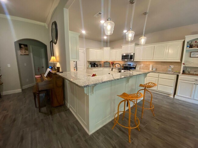 Building Photo - 3 Bedroom 2.5 Bathroom Home