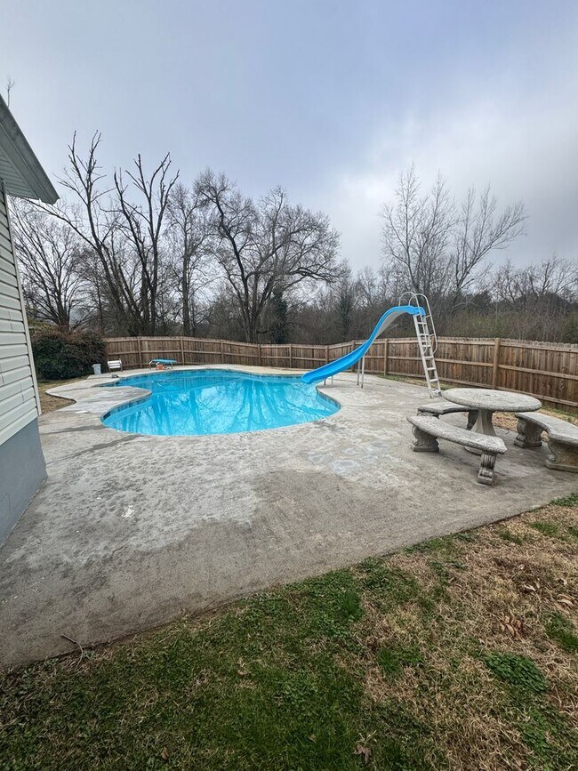 Building Photo - 4 bedroom 2.5 bath with large yard and in ground pool