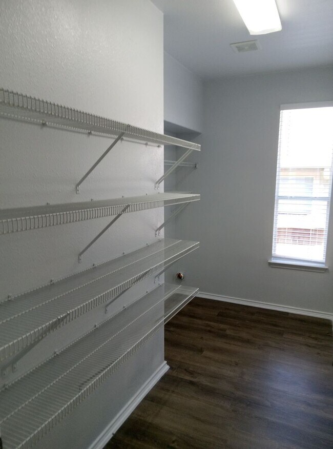Building Photo - Beautiful and Spacious 3bdrm/2bath 2 car g...
