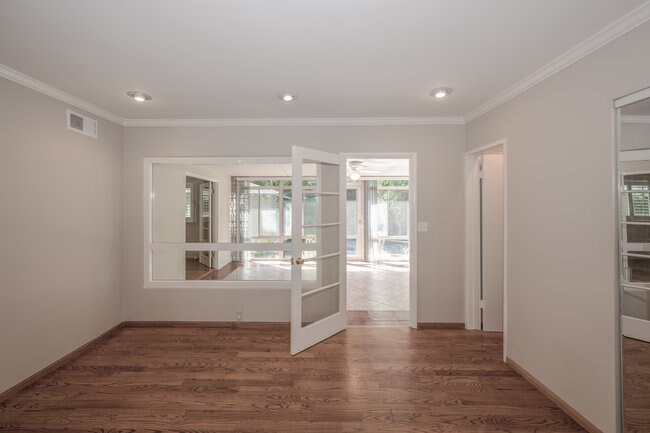 Building Photo - 832 Coolidge Dr