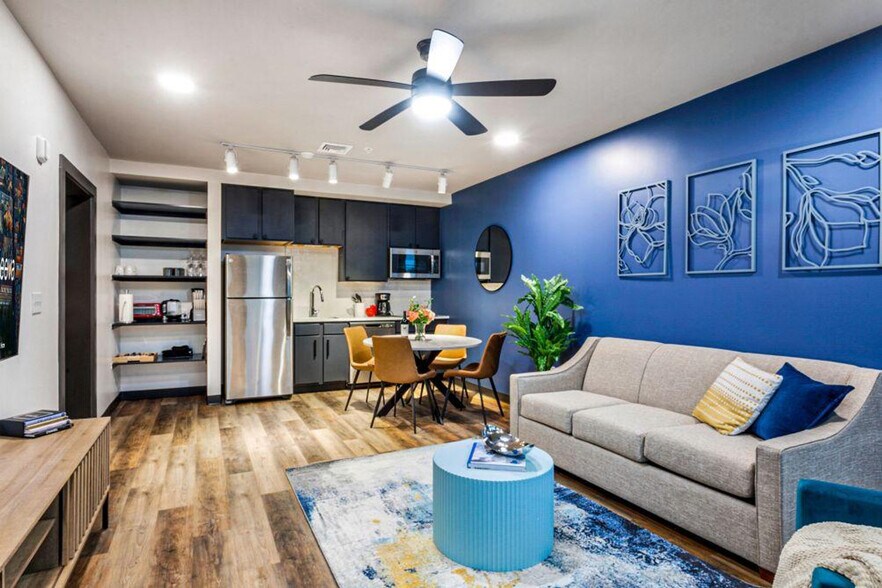 Building Photo - 611 Commerce St