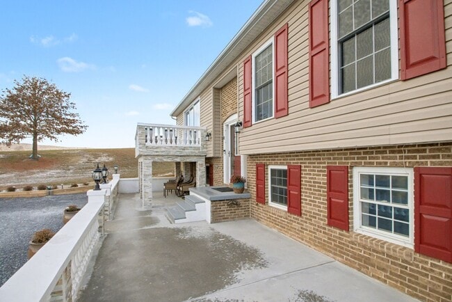 Building Photo - Beautiful updated Country Home