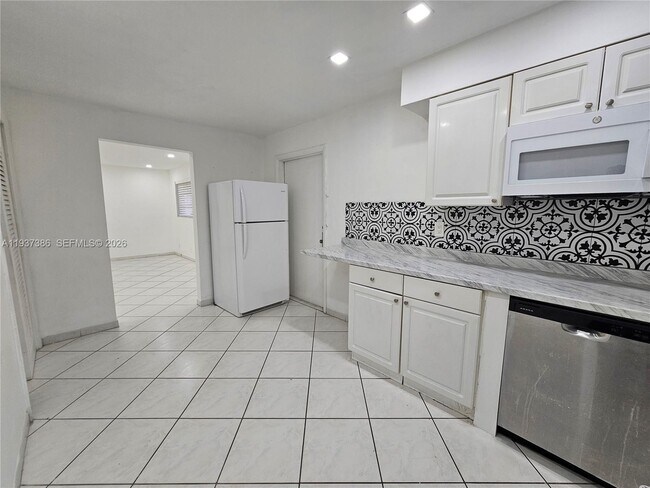 Building Photo - 5401 Hollywood Blvd