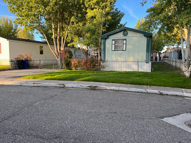 Building Photo - 3 Bed 2 Bath Mobile Home with Fenced Yard ...