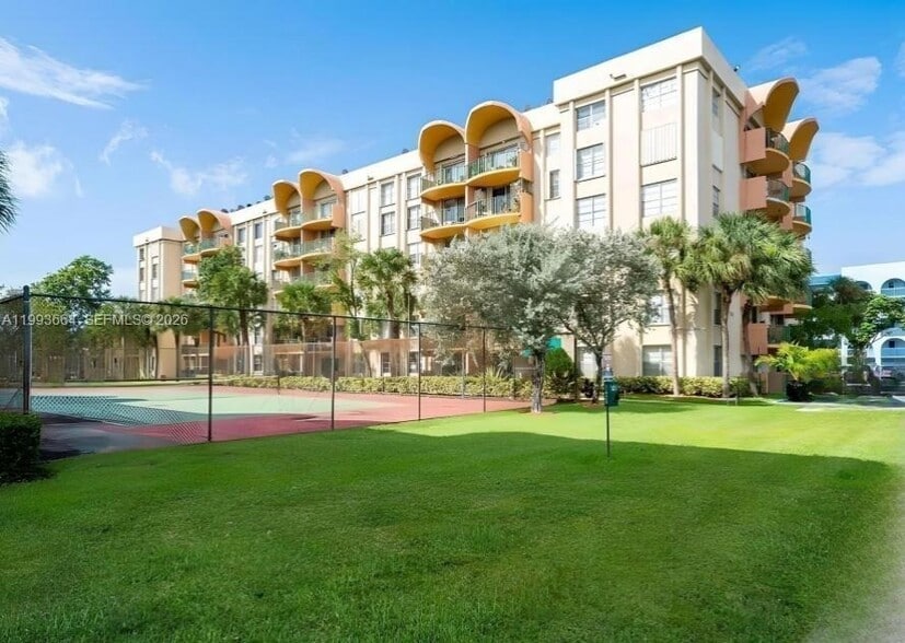 Building Photo - 9360 Fontainebleau Blvd