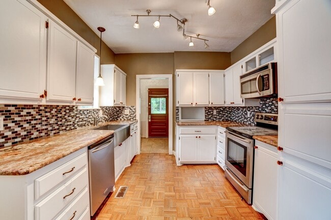 Building Photo - 2 Bed | 1.5 Bath in Midtown close to Utica Square & Cherry St!