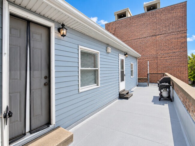 Building Photo - 1120 W Grand Ave