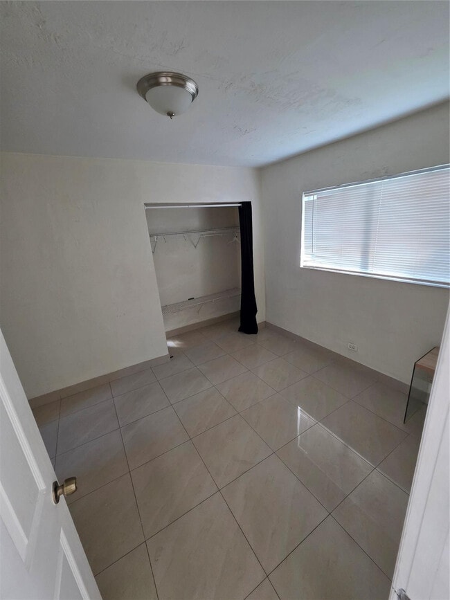 Building Photo - 133 SW 5th Ct