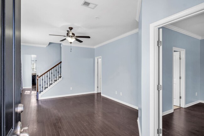 Building Photo - 2031 Hemlock Dr