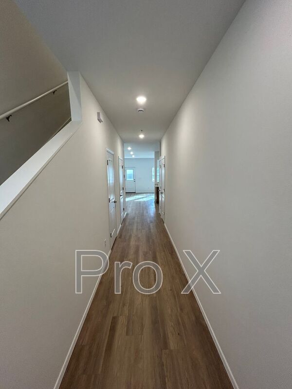 Building Photo - 2802 W Mockingbird Ln