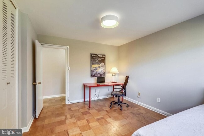 Building Photo - Private and Spacious Condo in Bethesda!