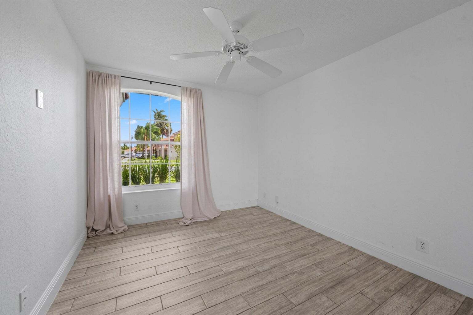 Building Photo - 3800 Miramontes Cir
