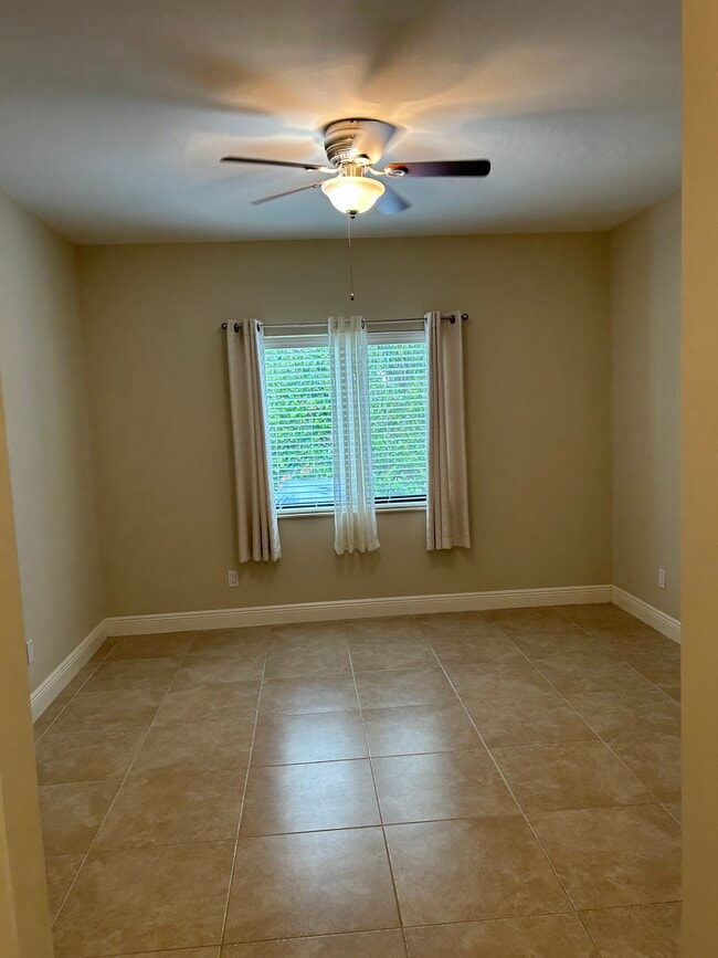 Building Photo - 4400 Vanda Dr