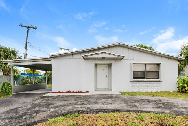 Building Photo - 1931 N Seacrest Blvd