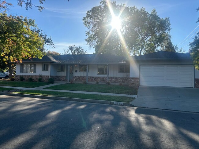 Building Photo - Coming Soon! This Spacious 4/2 Charmer in ...