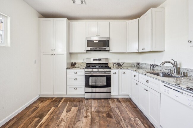 Kitchen - 1039 Stevenson St