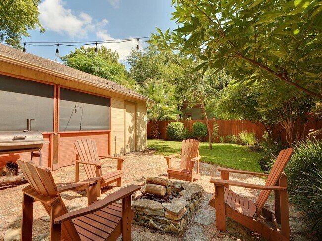 Building Photo - 610 W North Loop Blvd