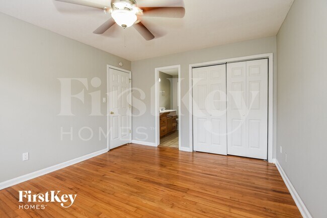 Building Photo - 4104 Middle Dr