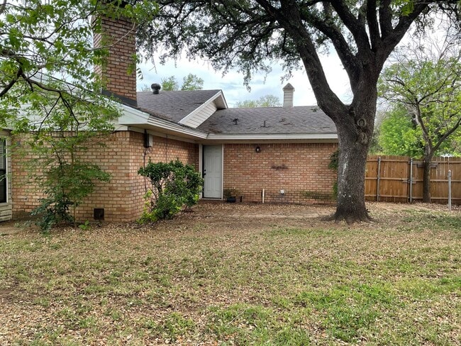 Building Photo - Available Now | Single-Story 3 Bed, 2 Bath | Prime Waco Location | Cul-de-Sac Lot with Garage | P...