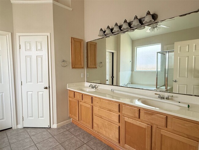 Building Photo - 11605 Bay Ledge Dr