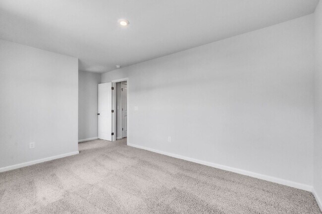 Building Photo - PRICE DROP! Spacious 3BR, 2.5 BA Westbriar...