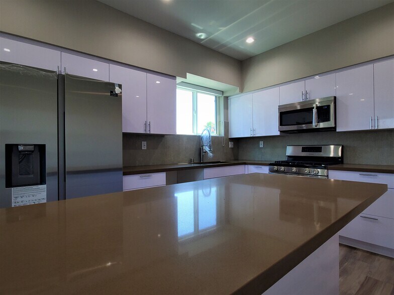 Building Photo - 2337 S Crenshaw Blvd