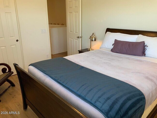 Building Photo - 2114 E Aire Libre Ave