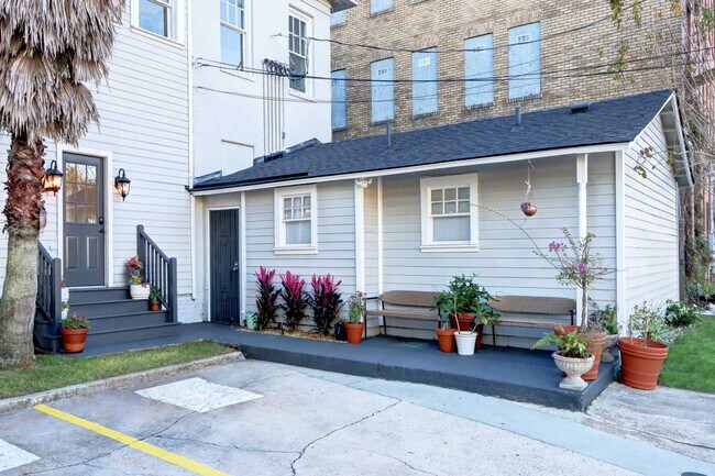 Building Photo - 306 E Victory Dr