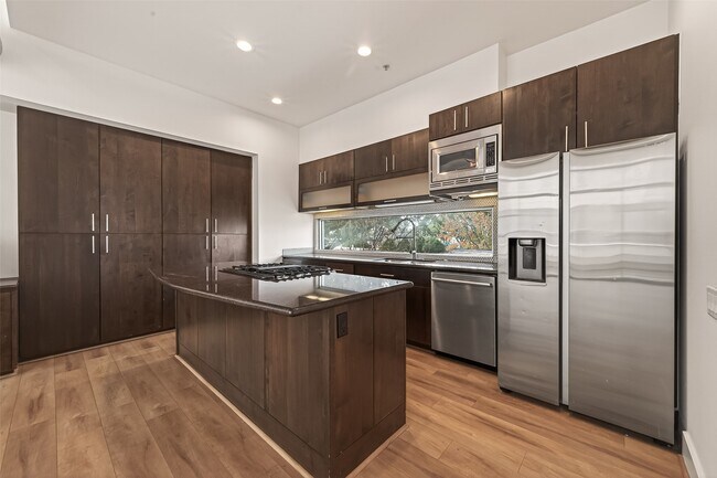 Building Photo - 6014 Fairdale Ln