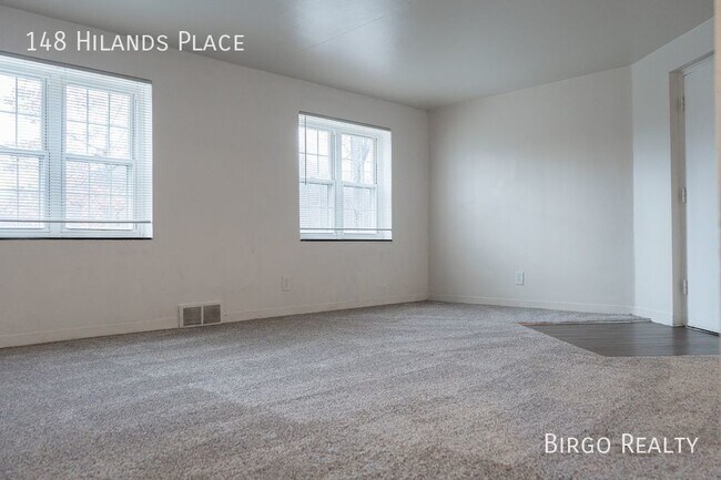 Building Photo - Move in special! First month free rent!