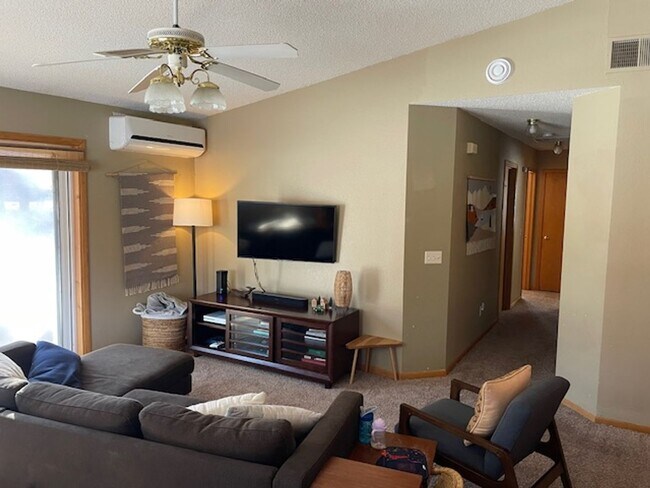 Building Photo - Main floor living! Available in February. 3 Bedroom, 1 Bathroom home