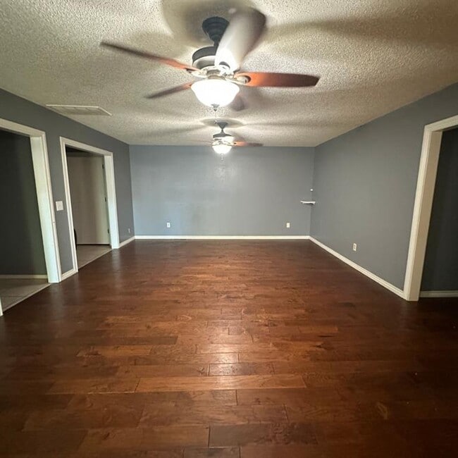 Building Photo - 6928 Woodlake Dr