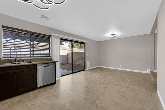 Building Photo - Charming 3 Bedroom ,2 bathroom in Paradise...