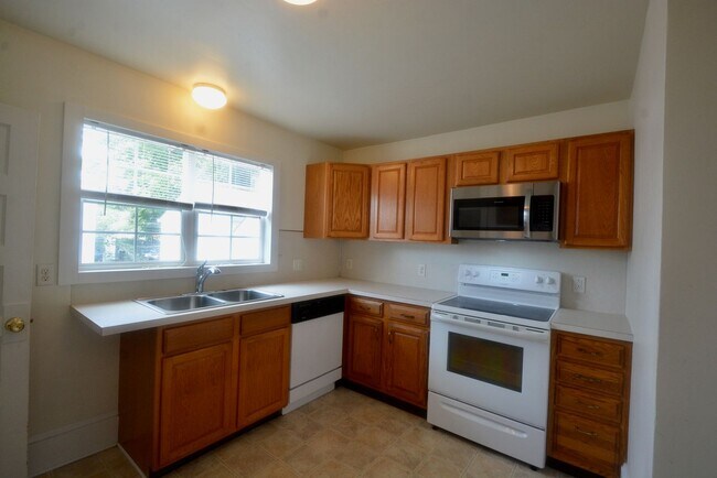 Building Photo - This one is Perfect!! It's a 2 Bedroom Single-Family Home with a Garage in Smyrna