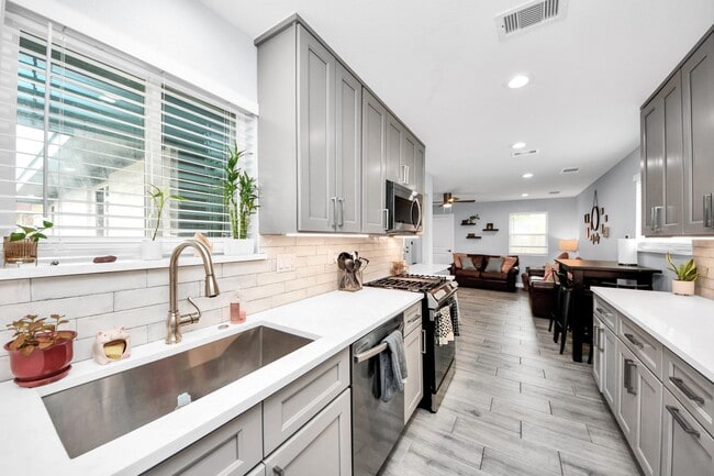 Building Photo - 834 Ellington St