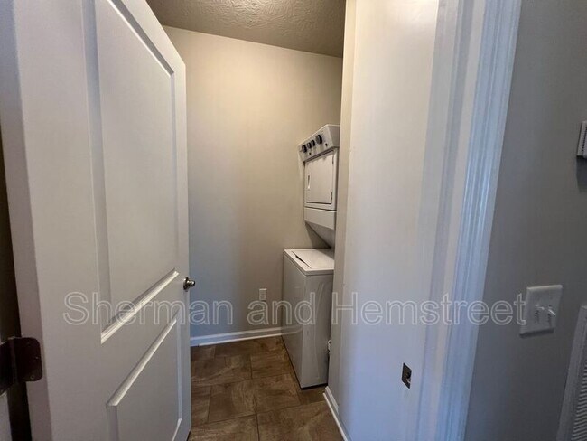 Building Photo - 661 Dobhill Ln