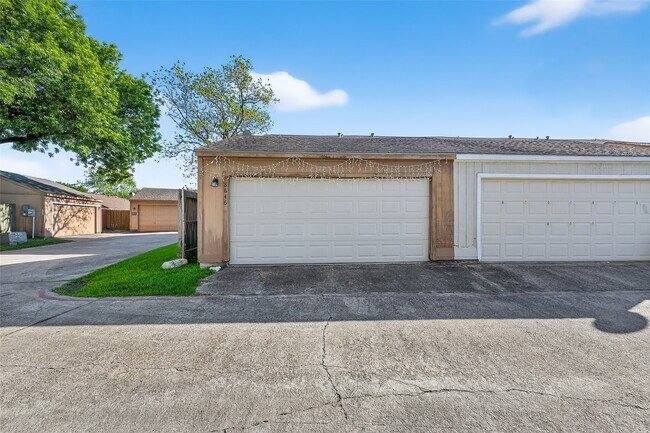 Building Photo - 8646 Maplecrest Dr