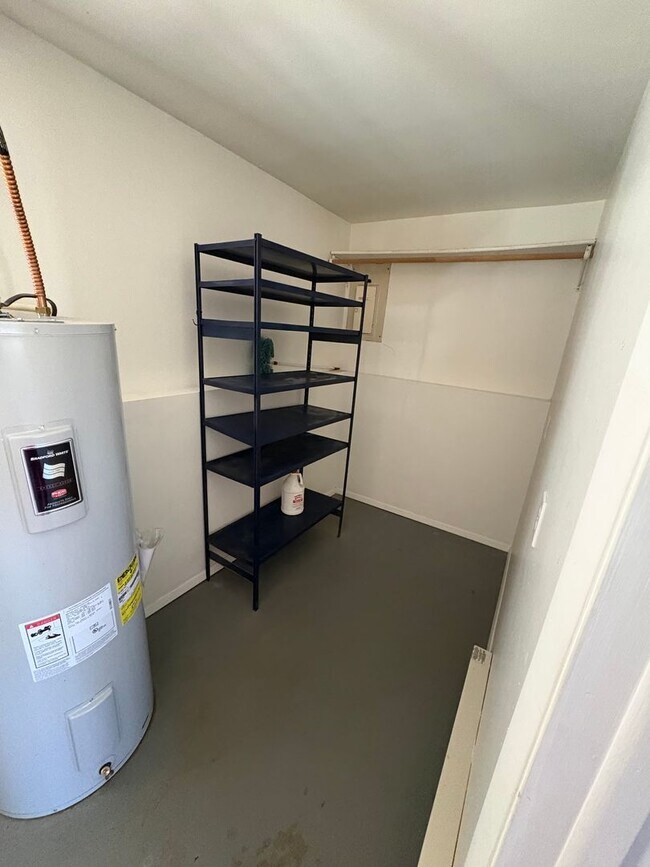 Building Photo - 4 bedroom 2 bath home prime location