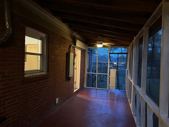 Building Photo - 2 Bedroom Downstairs Duplex in Norfolk
