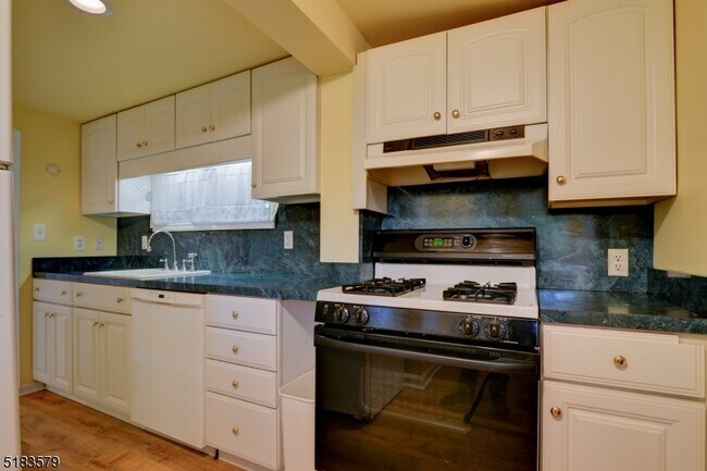 Building Photo - 15 Scenic Dr