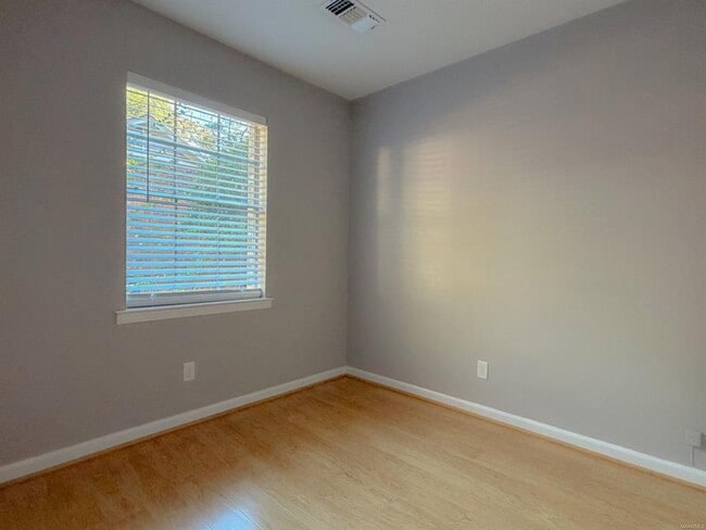 Building Photo - 122 Primrose Dr